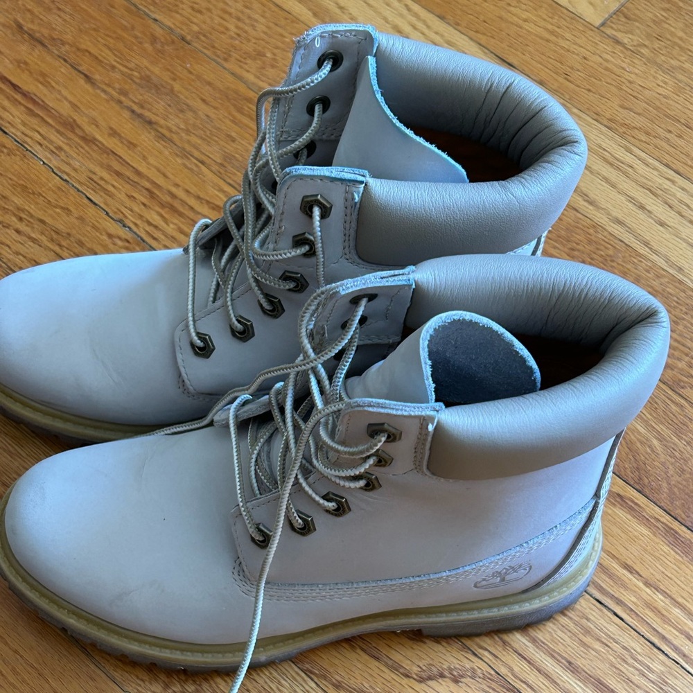 Cream timberland laced hiker boot.  Worn twice.  Size 8 womens.